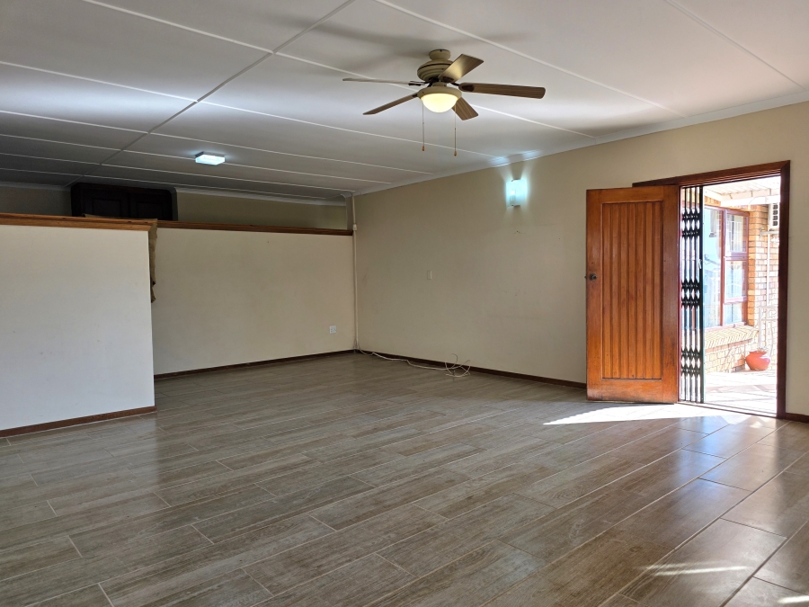 4 Bedroom Property for Sale in Wavecrest Eastern Cape